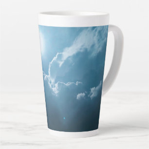 Taza De Café Latte Luz solar dramática a través de las nubes