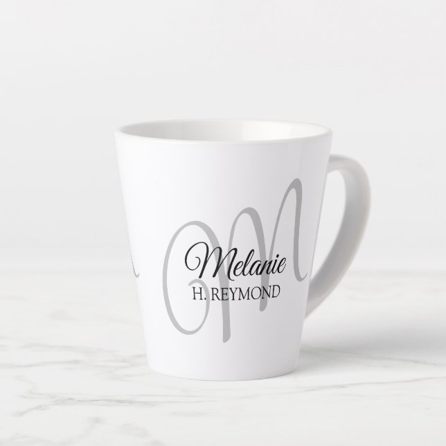 Taza De Café Latte M nombre en monograma y blanco agradable inicial (Ángulo derecho)