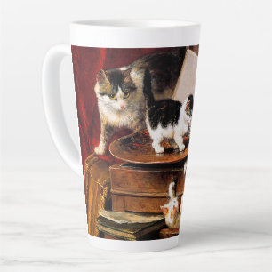 Taza De Café Latte Madre gata y gatitos en la mesa