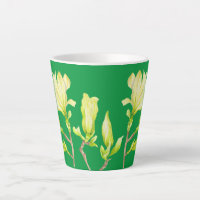 Magnolias amarillas en una pequeña taza de latte
