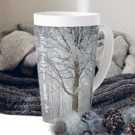 Taza De Café Latte Majestuoso árbol de hayas en el bosque invernal