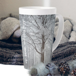 Taza De Café Latte Majestuoso árbol de hayas en el bosque invernal