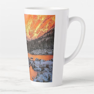Taza De Café Latte Majestuoso atardecer de montaña paisaje de inviern