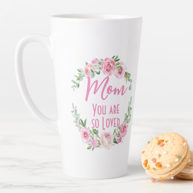 Taza De Café Latte Mamá, eres tan querida Rosa de Floral Wreath (In situ)