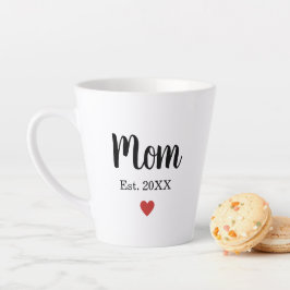 Taza De Café Latte Mamá minimalista. Corazón del año pequeño