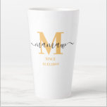 Taza De Café Latte Mamaw Elegant Script Monograma amarillo soleado<br><div class="desc">¡Una última taza para un nuevo memaw o uno establecido desde hace tiempo! que puedes personalizar con la fecha en que se convirtieron en abuela. Este diseño minimalista de moda tiene una paleta de colores soleados de amarillo dorado, negro y blanco. Tiene un monograma de Mamaw, con la letra inicial...</div>