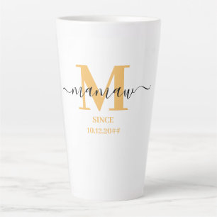Taza De Café Latte Mamaw Elegant Script Monograma amarillo soleado 