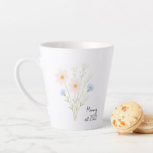 Taza De Café Latte Mami Est personalizada. Mug con la flor silvestre