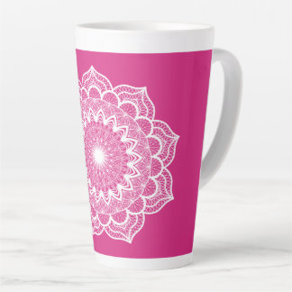 Taza De Café Latte Mandala blanco sobre fondo rosa