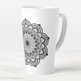 Taza De Café Latte Mandalá negro sobre fondo blanco