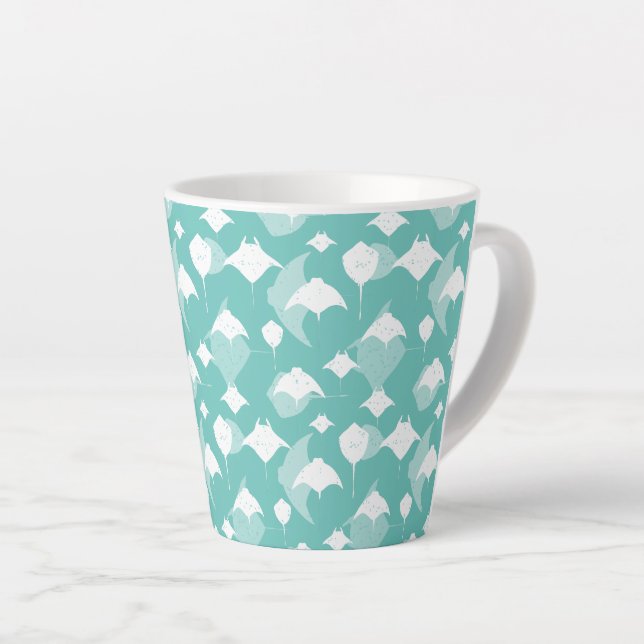Taza De Café Latte Manta Rays y Stingrays Pattern en Aqua Blue (Ángulo derecho)