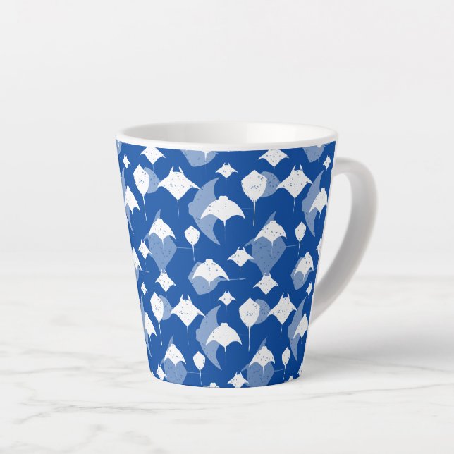 Taza De Café Latte Manta Rays y Stingrays Pattern en Ocean Blue (Ángulo derecho)