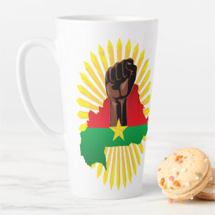 Taza De Café Latte Mapa de Burkina, bandera y puño de la revolución