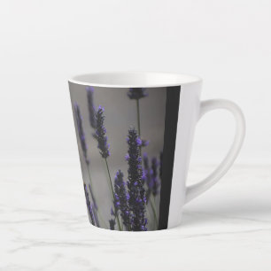 Taza De Café Latte Mariposa Amarilla sobre Foto Macro de Lavanda Púrp