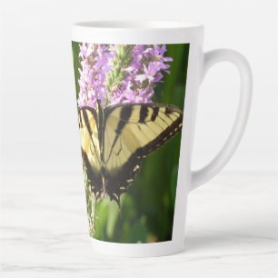 Taza De Café Latte Mariposa de cola cruda sobre flores silvestres mor
