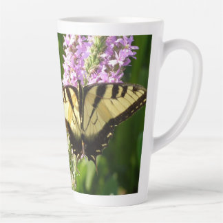 Taza De Café Latte Mariposa de cola cruda sobre flores silvestres mor