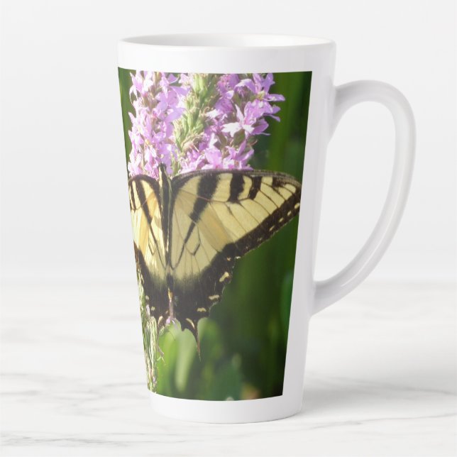 Taza De Café Latte Mariposa de cola cruda sobre flores silvestres mor (Derecha)