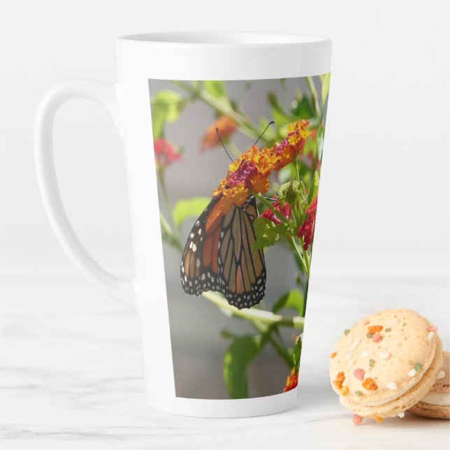 Taza De Café Latte Mariposa monarca en mariposa roja Bush (In situ)