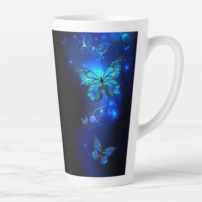 Taza De Café Latte Mariposa morfo en el fondo oscuro (Derecha)