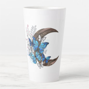 Taza De Café Latte Mariposas azules sobre la media luna de madera