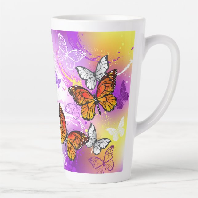 Taza De Café Latte Mariposas monarcas en fondo morado (Derecha)