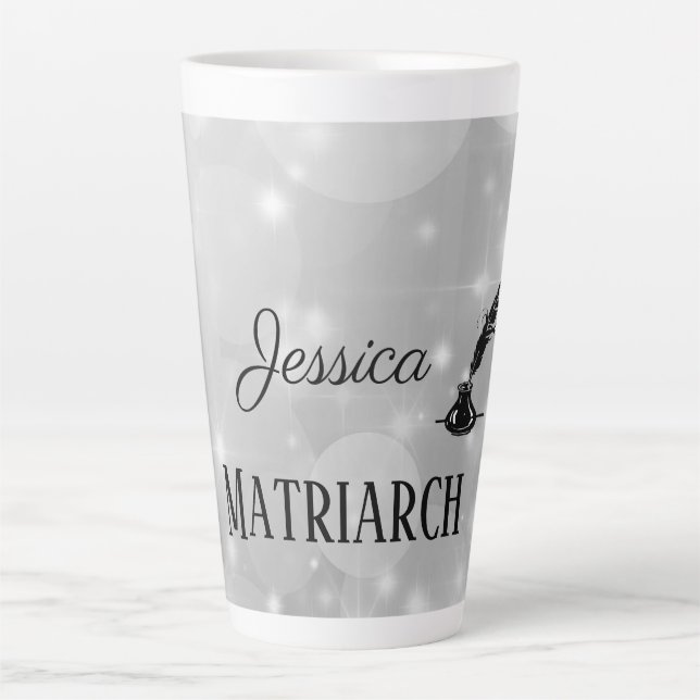Taza De Café Latte Matriarata personalizada de tinta plateada (Anverso)
