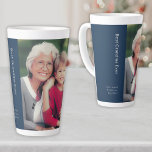 Taza De Café Latte Mejor Abuela Ever Latte Mug<br><div class="desc">Celebra la conmovedora conexión entre generaciones con esta Mejor Abuela de siempre Latte Mug. Esta taza muestra orgullosamente una preciada foto de una abuela con sus queridos nietos, capturando la alegría y el amor que comparten. Con "Recuerdos apreciados juntos" exhibidos elegantemente en los tercios inferiores añadiendo un toque significativo, esta...</div>