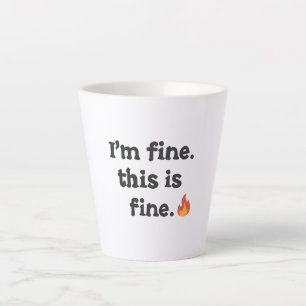 Taza De Café Latte Meme sarcástico "Esto está bien" con emoji de fueg