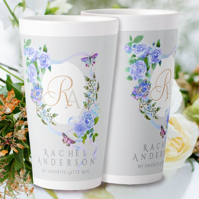 Taza De Café Latte Moda de cinta Rosa azul Monograma lata gris (Romantic Blue Rose Ribbon Monogram Grey Latte Mug.)