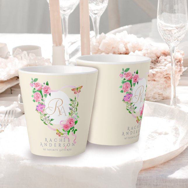 Taza De Café Latte Moda de cinta rosa rosada Monograma Beige Latte Mu (Romantic Pink Rose Ribbon Monogram Beige Latte Mug.)