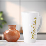 Taza De Café Latte Moda Oro Añadir su nombre Personalizado de script<br><div class="desc">Una taza de latte con monograma de oro personalizado para moda para un chica que ama regalos simples y escritos a mano. Hermoso guión cursivo en el costado de la botella que explica su nombre en una tipografía elegante.</div>