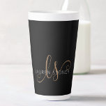 Taza De Café Latte Modern Black Gold Feminine Script Monogrammed<br><div class="desc">Modern Black Gold Feminine Script Monogrammed Latte Mug. Easily personalize this modern elegant latte mug with your custom monogram and name.</div>