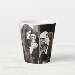 Taza De Café Latte Monjas Fumando la foto vintage Mug<br><div class="desc">Fotografía de las monjas humeantes Vintage Una vieja fotografía en blanco y negro de un grupo de monjas encendiendo un cigarrillo. El contraste entre las monjas que fuman da al personaje fotográfico y a la actitud que se adapta a una casa de moda.</div>