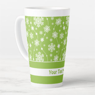Taza De Café Latte Monograma blanco de copo de nieve en invierno verd