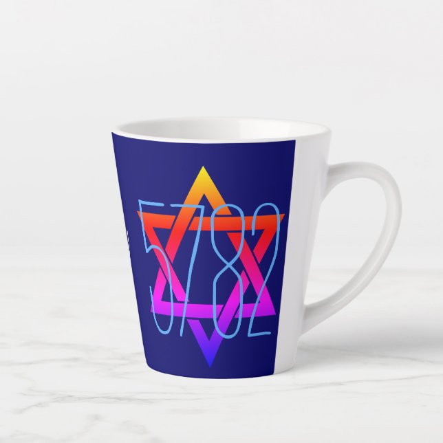 Taza De Café Latte Monograma de Año Nuevo judío 5782 (Derecha)