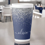 Taza De Café Latte Monograma de esparkle Purpurina azul de la marina<br><div class="desc">Relieve metalizado de la Marina Azul y Plata Purpurina de la Espuma Metálica Guión Monograma Nombre Latte Café Cup Mug. Esto hace que el dulce perfecto cumpleaños 16, boda, ducha de novia, aniversario, ducha de bebé o fiesta de soltera sea regalo para alguien que ama el lujo glam y los...</div>