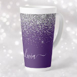 Taza De Café Latte Monograma de Girly Glam Purpurina de Plata Púrpura<br><div class="desc">Relieve metalizado de imitación morado y plateado Purpurina de espuma metálica guión Monograma nombre latte café taza de taza de café. Esto hace que el dulce perfecto cumpleaños 16, boda, ducha de novia, aniversario, ducha de bebé o fiesta de soltera sea regalo para alguien que ama el lujo glam y...</div>