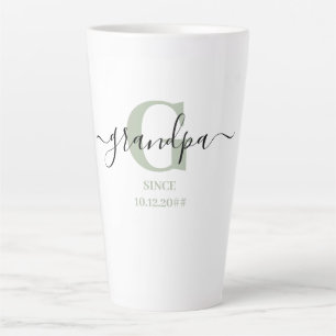 Taza De Café Latte Monograma de letra script elegante abuelo plata ve