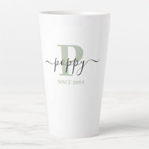 Taza De Café Latte Monograma de Poppy en guión elegante plateado verd