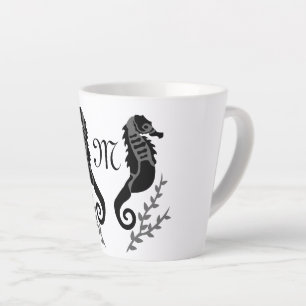 Taza De Café Latte Monograma de silueta de caballito de mar negro