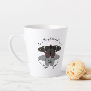 Taza De Café Latte Monograma de sombra de mariposa Rosa Crimson