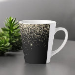 Taza De Café Latte Monograma del Purpurina negro dorado Nombre de la<br><div class="desc">Purpurina de la espuma negra y dorada guión Monograma nombre latte café taza de taza. Esto hace que el dulce perfecto cumpleaños 16,  boda,  ducha de novia,  aniversario,  ducha de bebé o fiesta de soltera sea regalo para alguien que ama el lujo glam y los estilos de moda.</div>