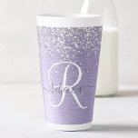 Taza De Café Latte Monograma del Purpurina plateado Metalizado cepill<br><div class="desc">Personaliza fácilmente este diseño de pulsera de moda a la moda con purpurina brillante de bonito plateado sobre un fondo metálico morado.</div>