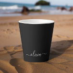 Taza De Café Latte Monograma elegante Minimalista blanco negro y mode<br><div class="desc">Presentamos nuestra Colección de Monogramas Modernos Minimalistas en Blanco y Negro: Adopte la simplicidad y la sofisticación con nuestros diseños minimalistas, curados para elevar su estilo sin esfuerzo. Esta colección, elaborada con gran interés para la estética moderna, presenta elegantes diseños en blanco y negro acentuados por monogramas personalizados. Desde papel...</div>