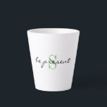 Taza De Café Latte Monograma Inicial, con estilo Script presente,<br><div class="desc">Moderna taza de café latte de 12 oz con 'estar presente' en un guión elegante con un primer monograma verde hoja. Cambia fácilmente el texto y el texto inicial para que sea el suyo utilizando la plantilla proporcionada. Disponible en capacidad de 12 y 17 oz. Consulte "Acerca de este producto"...</div>