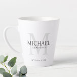 Taza De Café Latte Monograma masculino personalizado y Groomsmen de n<br><div class="desc">Añada un toque personal a su boda con la taza personalizada de los groomsmen. Esta taza presenta el nombre personalizado del groomsman con título en gris y monograma en gris claro como fondo, en estilo clásico de tipo de letra serif. También perfecto para el mejor hombre, padre de la novia,...</div>