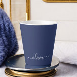 Taza De Café Latte Monograma moderno azul y blanco de la Marina<br><div class="desc">Presentamos nuestra colección de Monogramas Moderno Azul y Blanco de la Marina: Eleva tu decoración de casa con nuestra sofisticada colección con un diseño contemporáneo de color azul marino y blanco. Cada una de las piezas está meticulosamente diseñada para exudar elegancia y estilo, perfecto para añadir un toque de modernidad...</div>