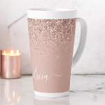 Taza De Café Latte Monograma monograma de guion de Purpurina rosa de<br><div class="desc">Oro Rosa - Rubor Pink Faux Relieve metalizado Metallic Sparkle Purpurina Script Monograma Nombre Latte Coffee Cup Mug. Esto hace que el dulce perfecto cumpleaños 16, boda, ducha de novia, aniversario, ducha de bebé o fiesta de soltera sea regalo para alguien que ama el lujo glam y los estilos de...</div>