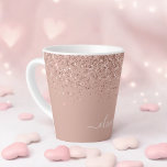 Taza De Café Latte Monograma monograma de guion de Purpurina rosa de<br><div class="desc">Oro Rosa - Rubor Pink Sparkle Purpurina Script Monograma Nombre Latte Coffee Cup Mug. Esto hace que el dulce perfecto cumpleaños 16,  boda,  ducha de novia,  aniversario,  ducha de bebé o fiesta de soltera sea regalo para alguien que ama el lujo glam y los estilos de moda.</div>