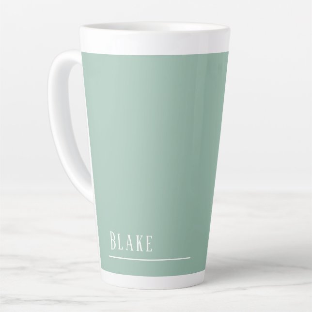 Taza De Café Latte Monograma personalizado, verde sabio moderno (Ángulo izquierdo)